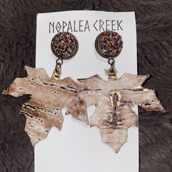 🦋Brand new adorable pair of leaf/ fall print earrings! - Picture 2 of 2